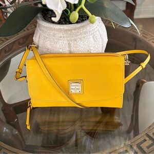 💛💛DOONEY & BOURKE SAFFIANO YELLOW ZIP AROUND CROSSBODY/WALLET!💛💛